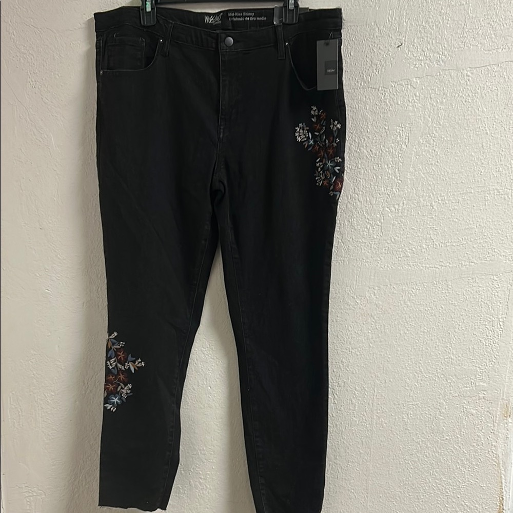 Black Ankle Cropped Jeans with Floral‎ Embroidery
